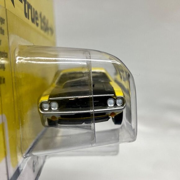 Auto World 1970 Dodge Challenger T/A Yellow Vintage Muscle Rel 5 Ver B NIP 2022 - Picture 3 of 6
